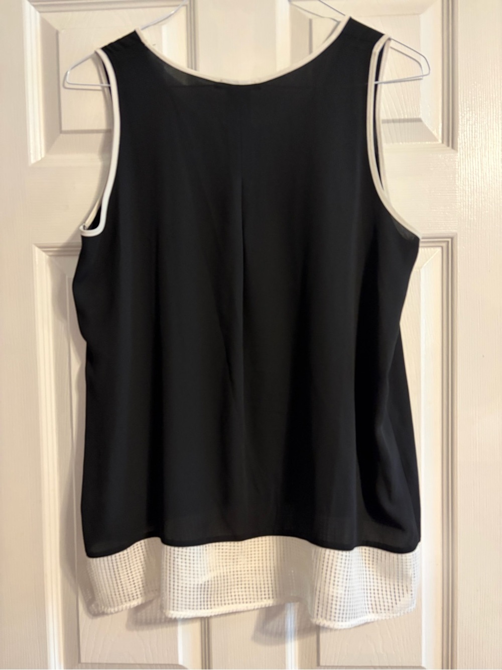 Cable & Gauge Black Sleeveless Blouse White Contrast Trim Hem NWT Size L - Picture 8 of 9